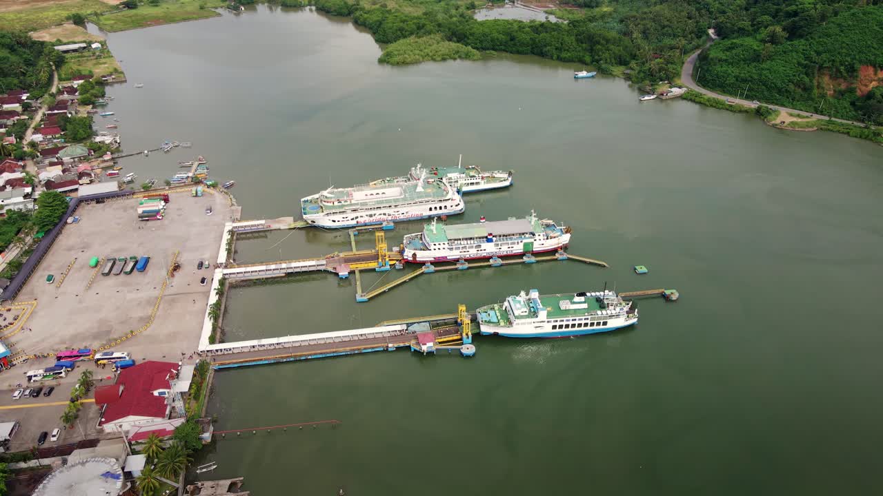 인도네시아 포토타노 항구 숨바와 항구에 주차된 공공 여객선