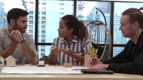 grupo de empresarios creativos teniendo una conversación en el escritorio de la oficina en el lugar de trabajo.