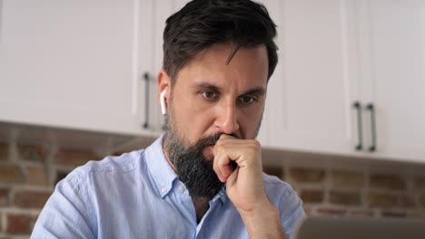 Close-up-video-of-concentrated-man-working-at-home