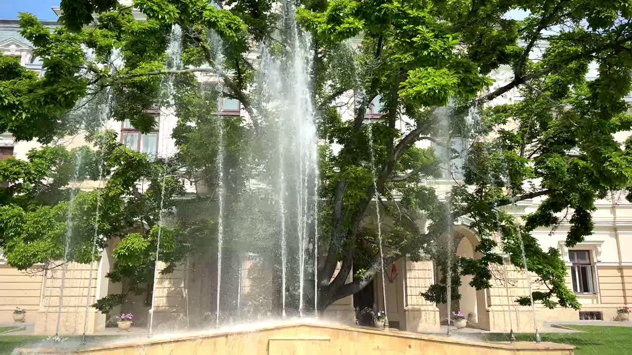 fuente frente al ayuntamiento de iasi rumania en un día soleado filmado en cámara lenta