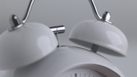 cerrar el reloj establece la alarma y hace un sonido fuerte para despertarlo. pequeño reloj despertador blanco.