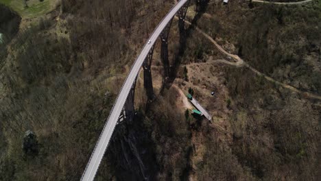 coches que cruzan el puente de tara