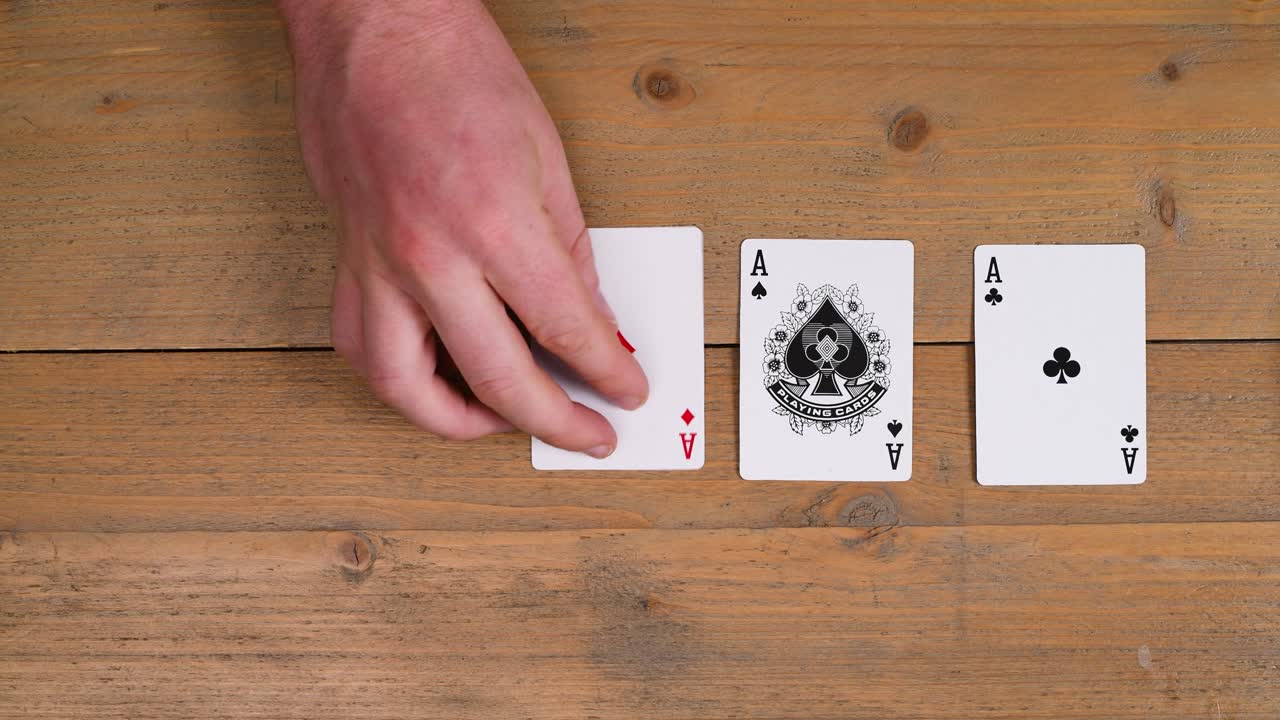 el crupier juega cuatro de un tipo con un en una mesa de madera, jugar al póquer