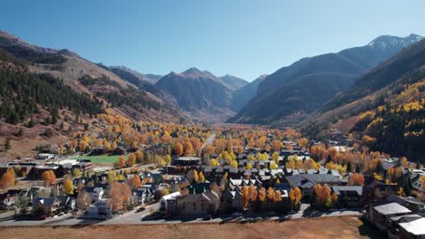 Disparo-Lento-Y-Cinematográfico-De-Un-Dron-Volando-Por-El-Centro-De-Telluride,-Colorado,-En-El-Otoño