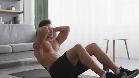 hombre haciendo abdominales en casa
