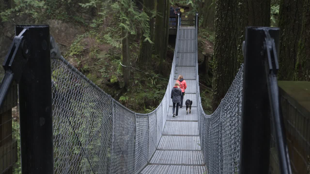 현수교를 건너는 친구들