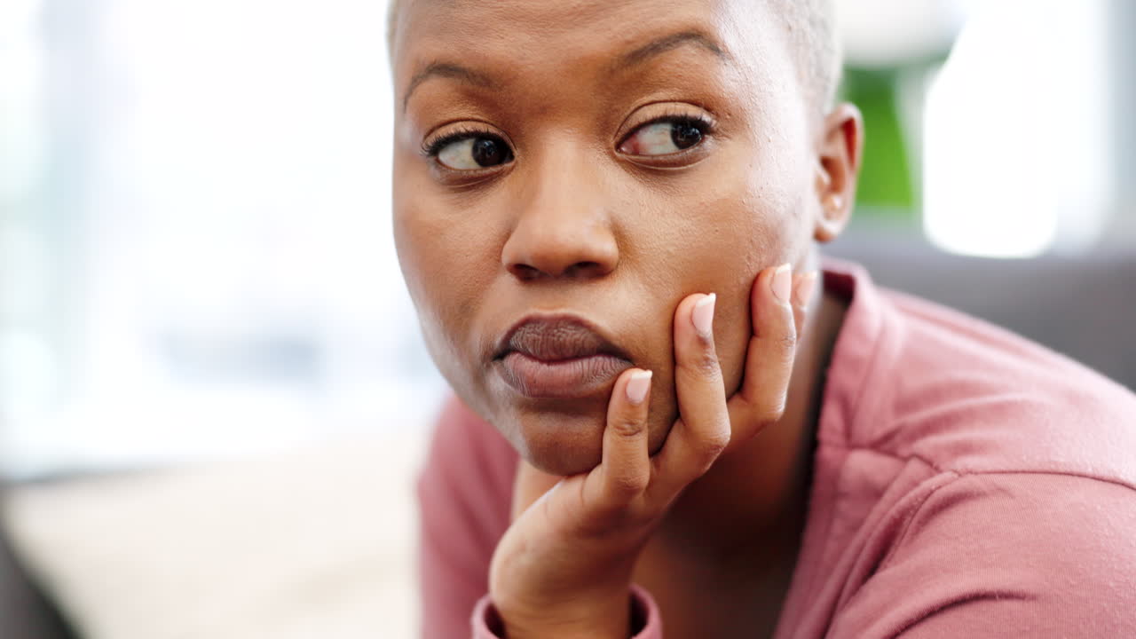 mujer negra triste, ansiedad y depresión