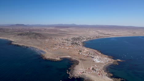 visión aérea de la costa de bahía asunción baja california big sur en un día soleado