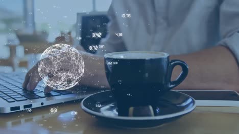 animación del globo con una red de números sobre el hombre caucásico usando una computadora portátil