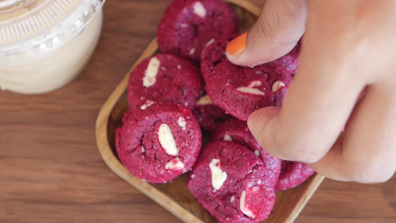galletas de terciopelo rojo con trozos de chocolate blanco