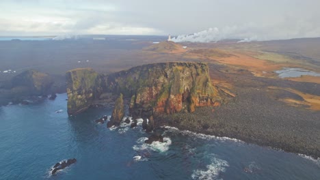 Drone-Aéreo-Volando-A-Través-De-Nubes-De-Niebla-Que-Muestra-Un-Gran-Acantilado-Junto-A-La-Playa-En-El-Sur-De-Islandia