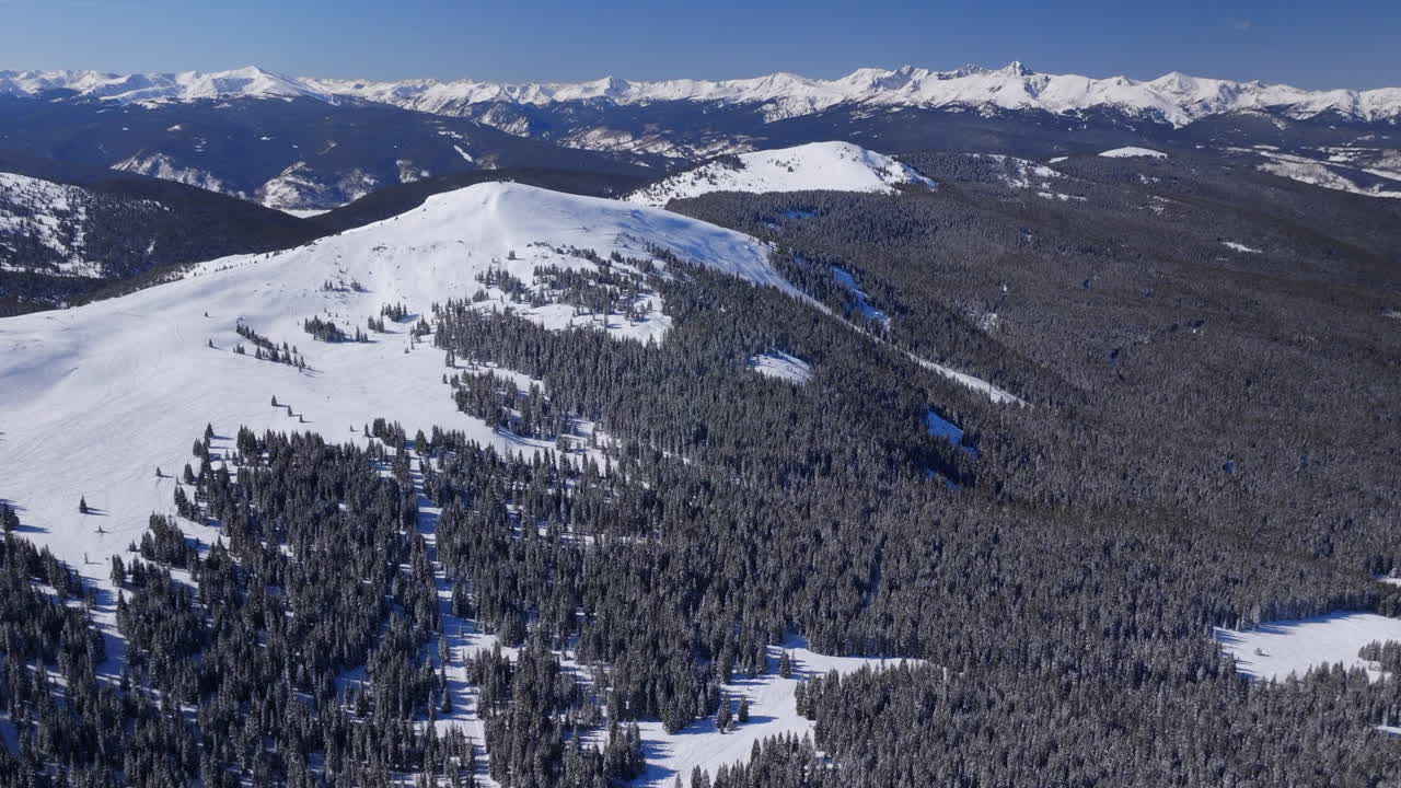 backcountry invierno vail paso colorado drone aéreo i70 montañas rocosas paisaje ptarmigan colina monte de la santa cruz mañana soleada cielo azul nieve fresca snowboard esquí moto de nieve hacia adelante pan up revelar