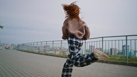 mujer corriendo por la ciudad