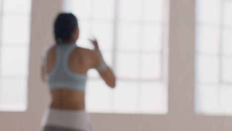 Clase-De-Yoga-Mujer-Sana-Terminando-La-Práctica-De-Entrenamiento-Matutino-Disfrutando-Del-Entrenamiento-De-Estilo-De-Vida-Físico-En-El-Gimnasio-Del-Estudio