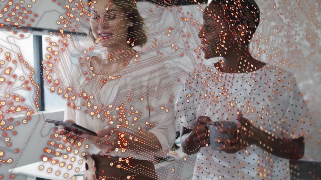 사무실에서 이야기하는 행복한 다양한 여성 동료들에 대한 통합 회로의 애니메이션