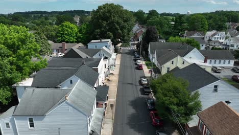 Casas-Y-Bandera-Americana-A-Lo-Largo-De-Una-Calle-Tranquila