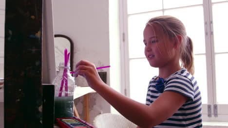 jeune fille travaillant à la peinture dans un studio tourné sur une caméra r3d