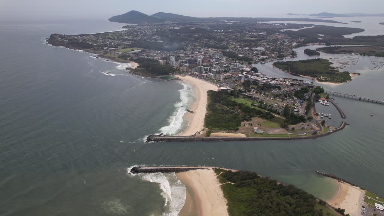 Quebra-mar de Forster e Smith Point na foz do rio Coolongolook na Costa Centro-Norte de Nova Gales do Sul na Austrália. Plano aéreo de recuo.