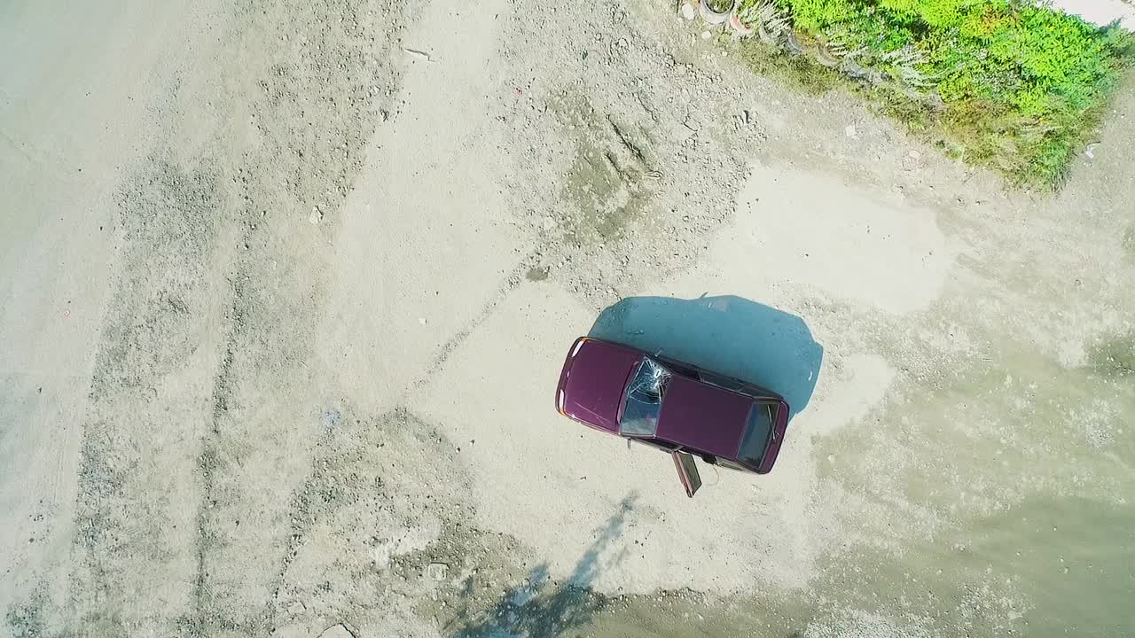 coche púrpura en el camino de tierra