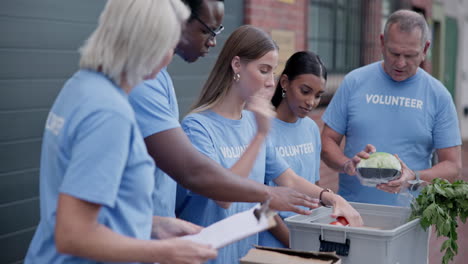 grupo de voluntarios hablando, donación