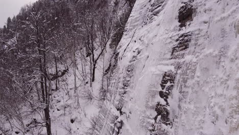 Ice-Frozen-waterfall-in-Canada