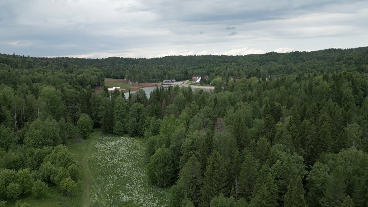 호수 와 숲 이 있는 산악 휴양지 의 공중 사진