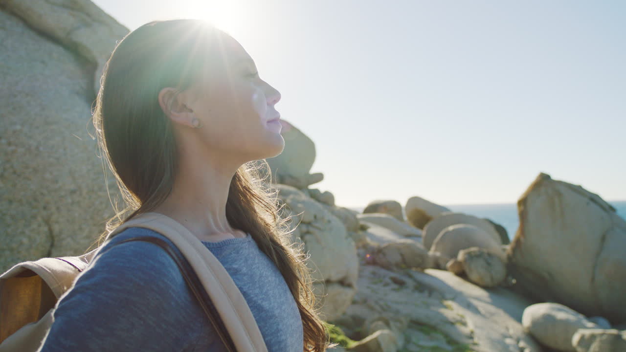 mujer, playa y relajarse en paz