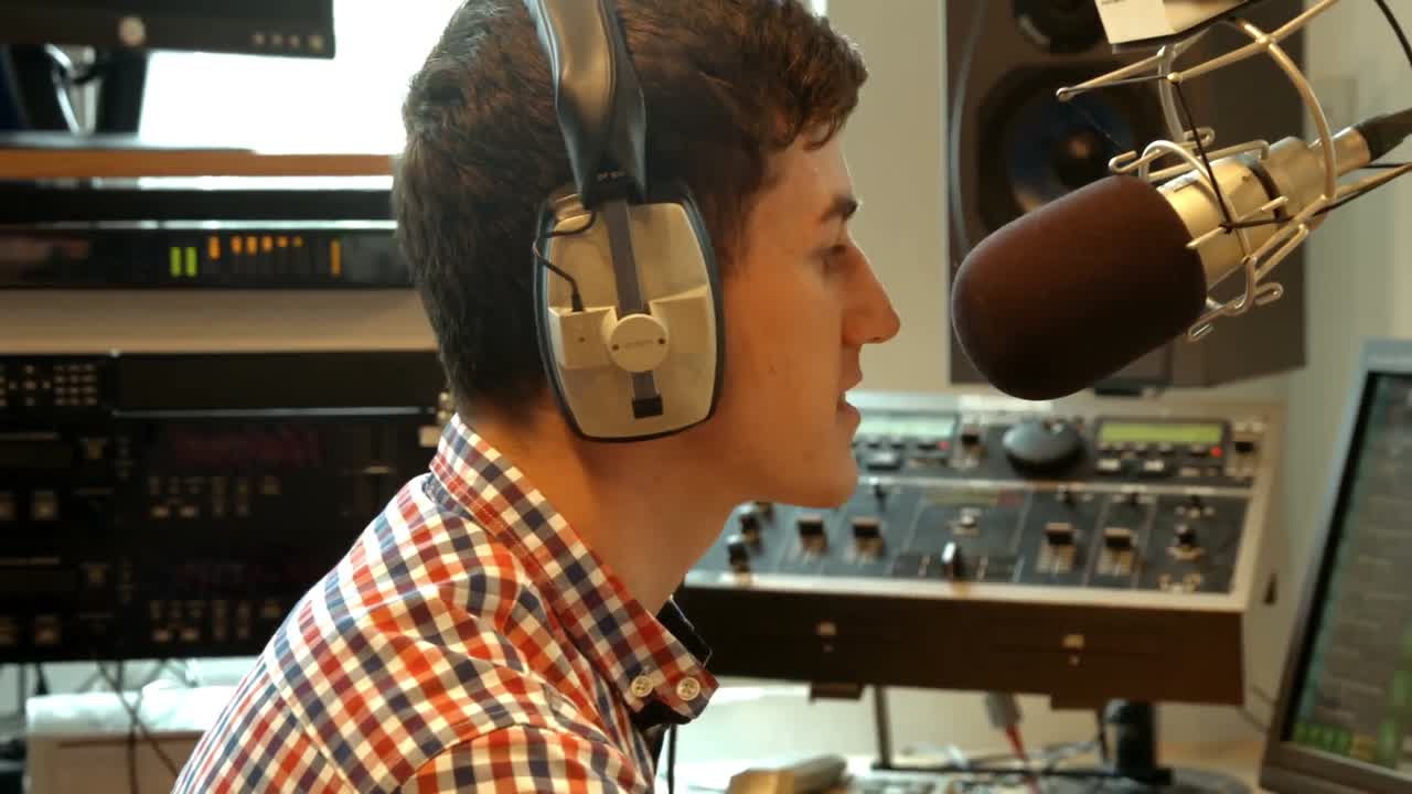 estudiante presentando un programa de radio en el estudio