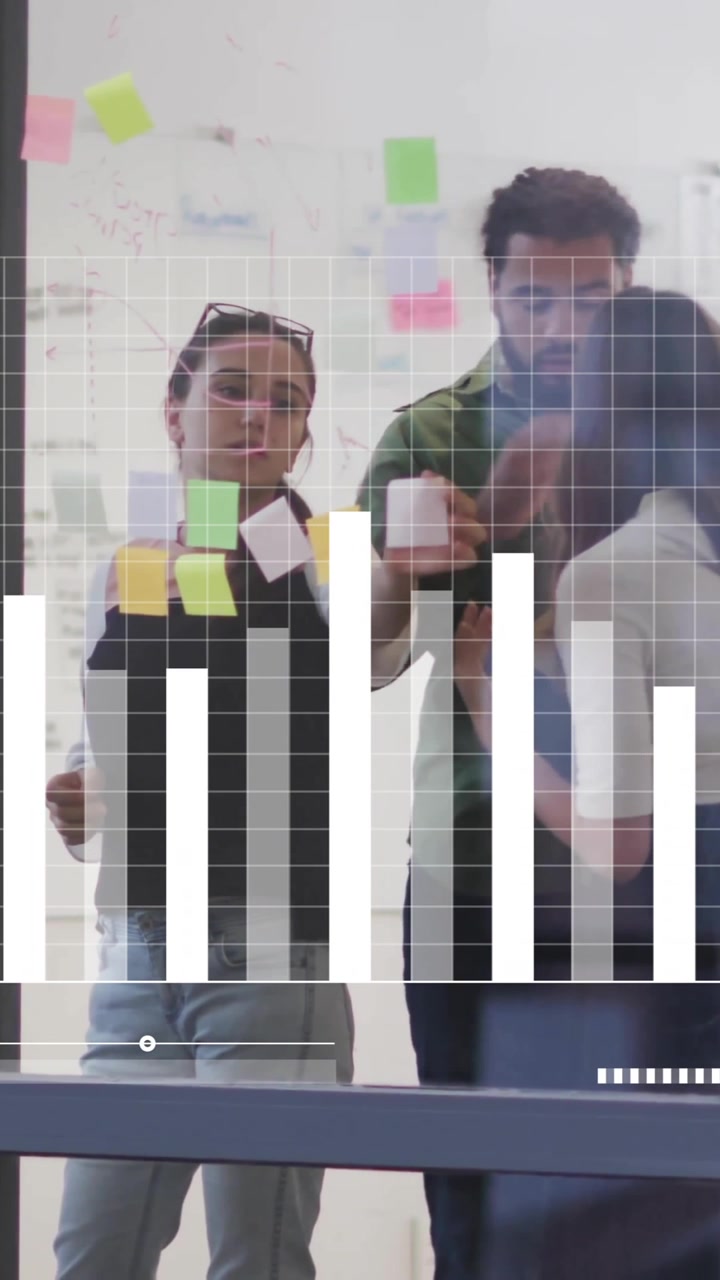 Animazione di diagrammi su colleghi diversi che discutono di lavoro