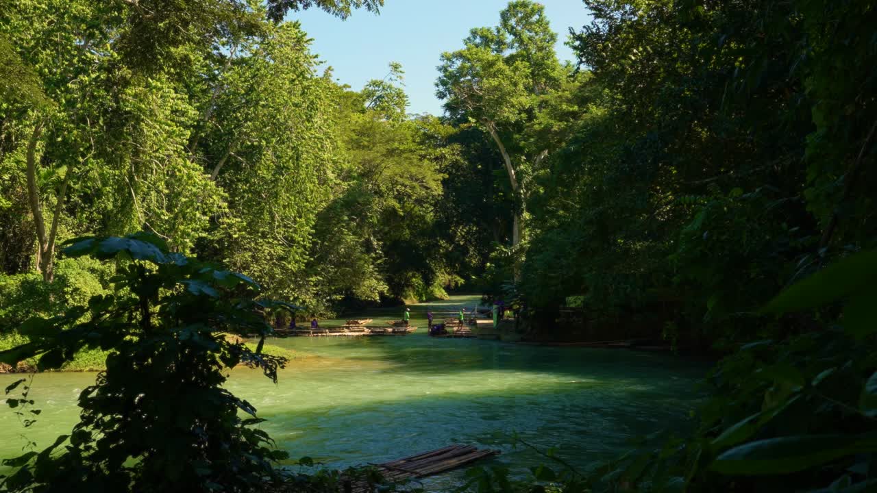 마르타 브레이 강 (martha brae river) 에서 래프팅 (rafting) 을 하는 곳 - 몬테고 베이 (montego bay), 자메이카