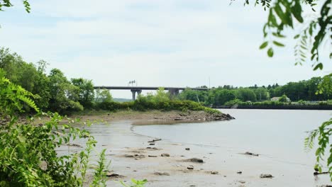 Strand-In-Brewer-Maine-Mit-Autobahn-Im-Hintergrund