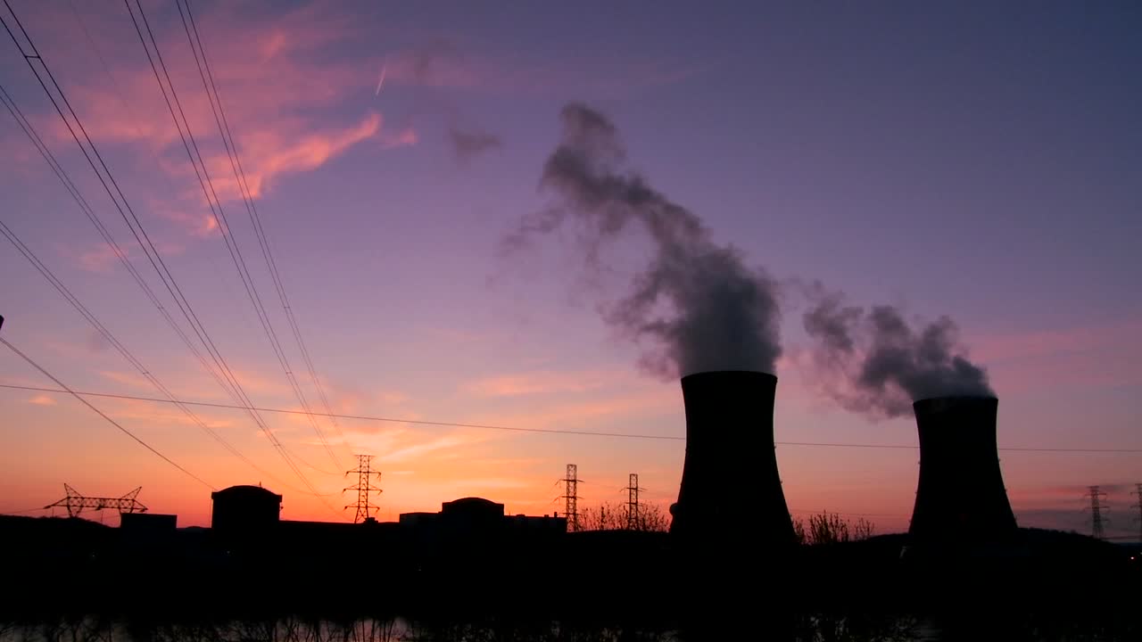 красивый таймлапс заката за атомной электростанцией
