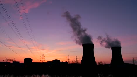 hermoso lapso de tiempo de puesta de sol detrás de una planta de energía nuclear