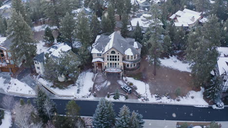 Vista-Aérea-De-La-Casa-Nevando-Mansión-Chalet-De-Nieve-Durante-El-Día,-California,-Drone