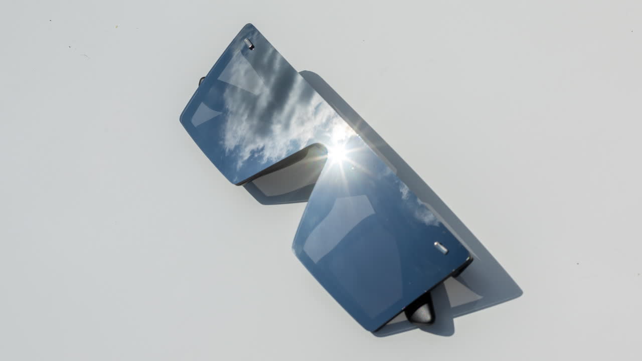 구름을 반사하는 거울 태양 안경