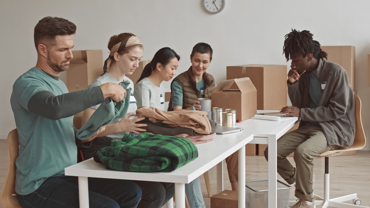 добровольцы упаковывают пожертвования