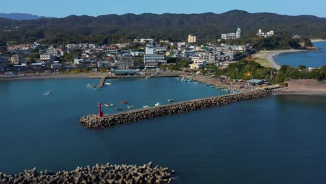 puerto de pesca de osatsu, revelación aérea de la ciudad en mie, japón 4k