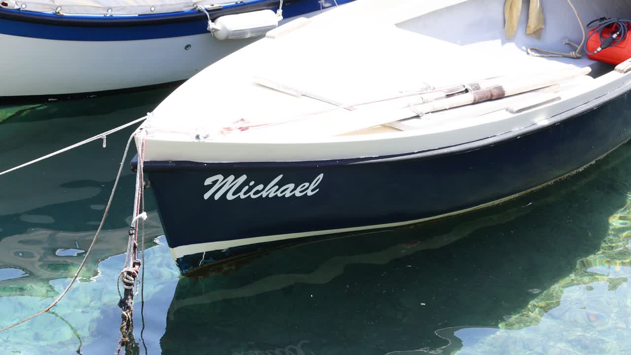 마이클이라는 배가 은 물에 정박했다.