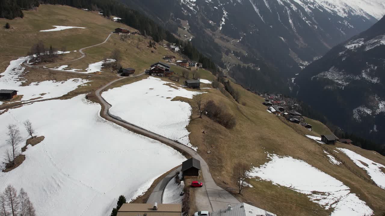 un refugio alpino en lo alto de los alpes austriacos llamado steiner kogl ofrece vistas panorámicas de un pintoresco valle cubierto de nieve y un encantador pueblo más abajo conocido como mayrhofen.