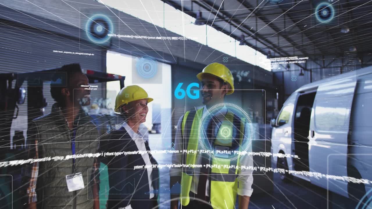 Tre professionisti che discutono il layout di un furgone in un hangar, attivando un display olografico di connettività 6G.