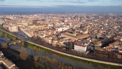 Vista-Aérea-Volando-A-Través-Del-Paisaje-De-La-Ciudad-Italiana-Románica-De-Parma-Durante-El-Amanecer