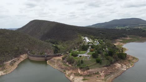 imágenes aéreas de una presa rodeada de montañas