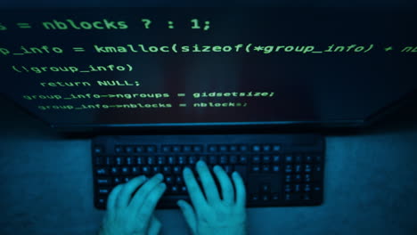 persona codificando en una computadora