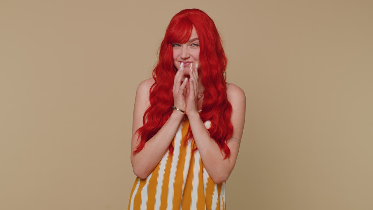 una chica astuta y astuta con una cara engañosa planeando planes malvados, pensando en ideas de villanos, bromas, bromas