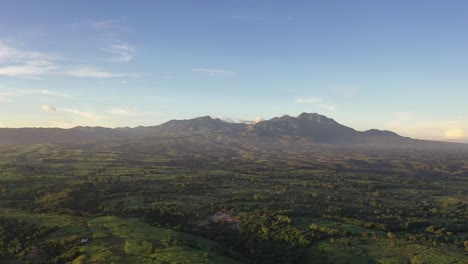 foto reveladora del majestuoso monte talinis, un volcán complejo en la provincia de negros orientales, filipinas - dron inclinado