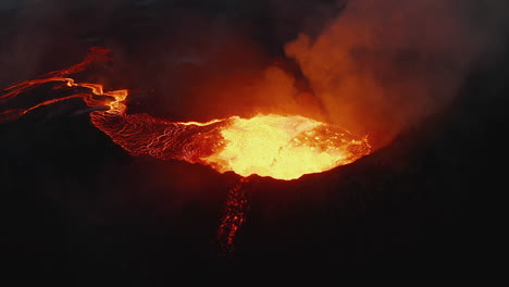 Vista-Nocturna-De-Alto-ángulo-Del-Magma-Hirviendo-Que-Fluye-Hacia-Abajo-En-El-Río-De-Lava.-Volar-Sobre-El-Cráter-Del-Volcán-Activo.-Volcán-Fagradalsfjall.-Islandia,-2021