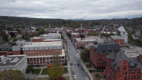 vista de drones de los edificios del centro de montpelier vermont