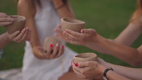 Un-Grupo-De-Mujeres-Jóvenes-Y-Atractivas-En-La-Naturaleza-En-Un-área-Abierta-Esculpidas-En-Arcilla-Discuten-Los-Resultados-De-La-Lección-Se-Comunican-Comparten-Sus-Impresiones-Se-Ríen-Y-Se-Regocijan-Con-Los-Resultados.-De-Cerca