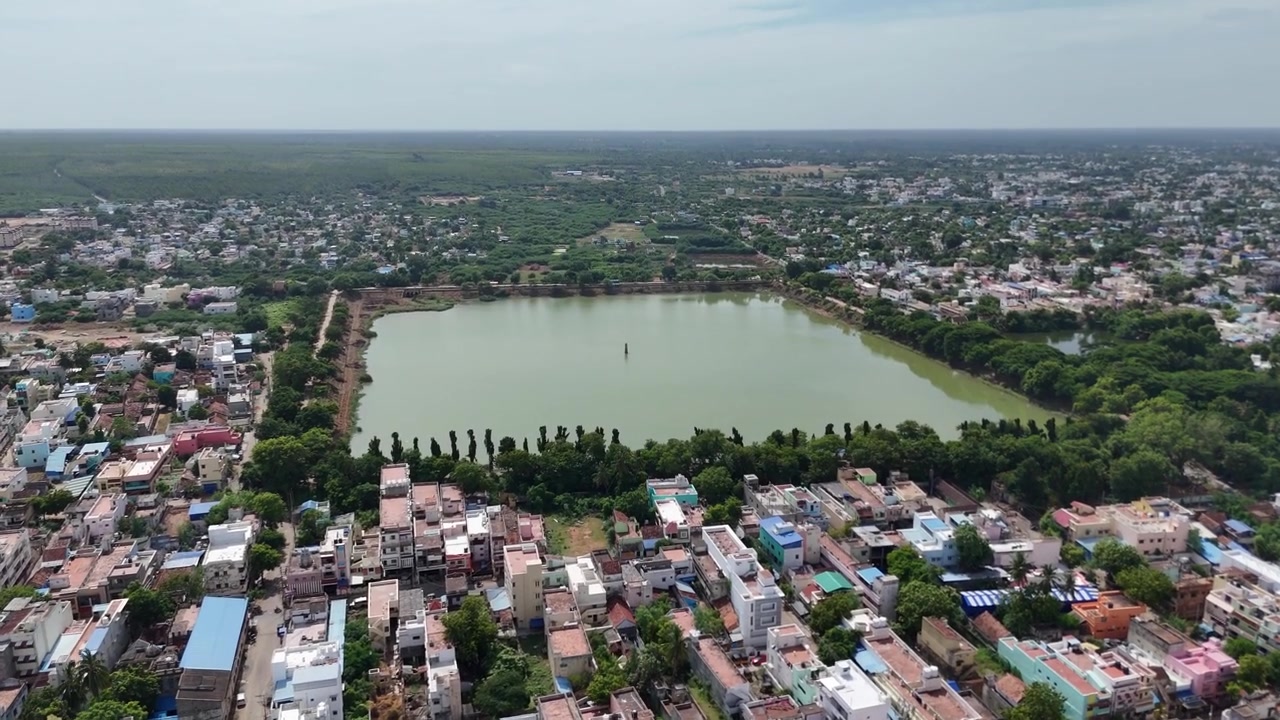 Veduta aerea della città di Pudukkottai che mostra la sua struttura urbana e la vegetazione circostante
