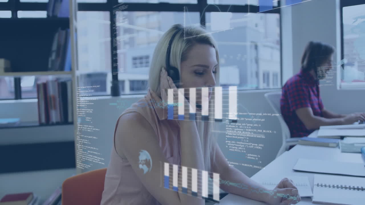 hablando con auriculares y trabajando en la computadora, mujer con animación de procesamiento de datos